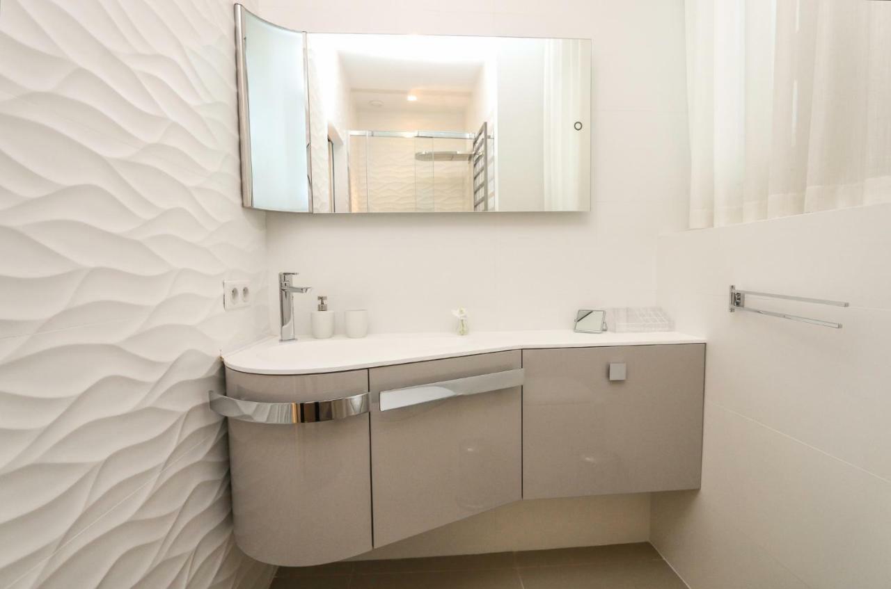Seafront Modern Apartment Ницца Экстерьер фото